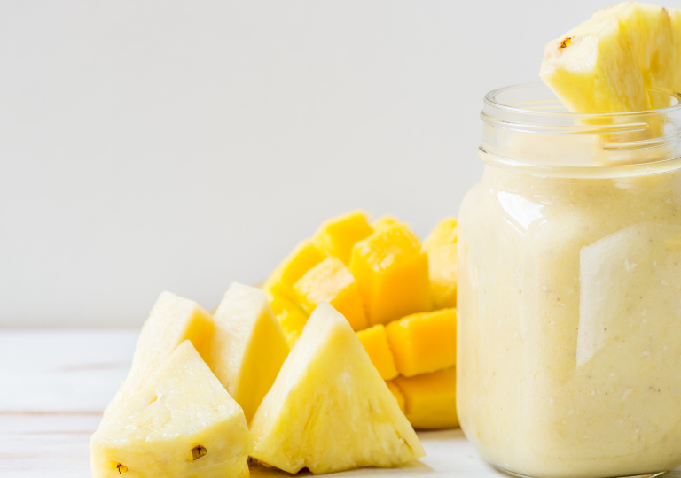 Tropischer Smoothie mit Mango, Ananas und Kokoswasser