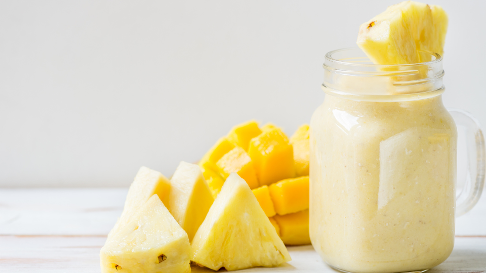Tropischer Smoothie mit Mango, Ananas und Kokoswasser