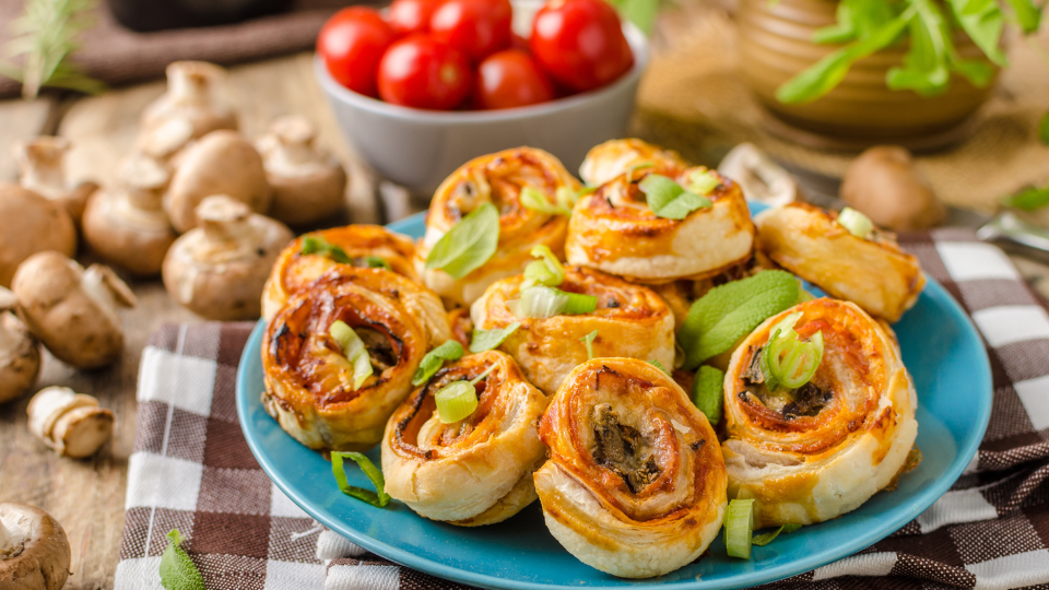 Kräuter-Frischkäse-Schnecken – Vegetarisches aromatisches Gebäck