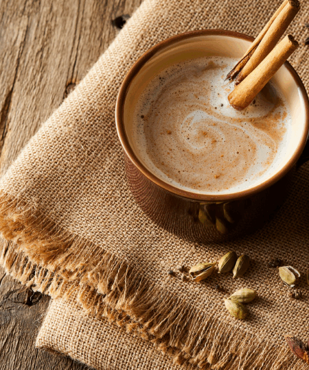 Heiße Mandelmilch mit Kardamom