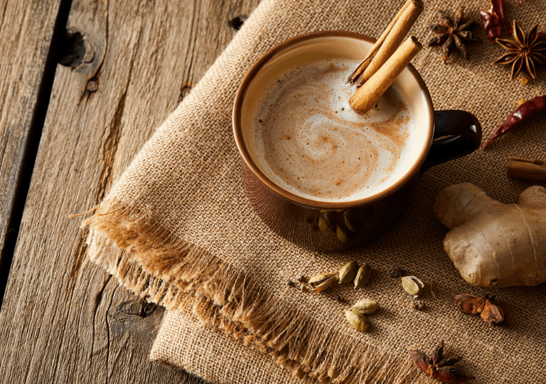 Heiße Mandelmilch mit Kardamom