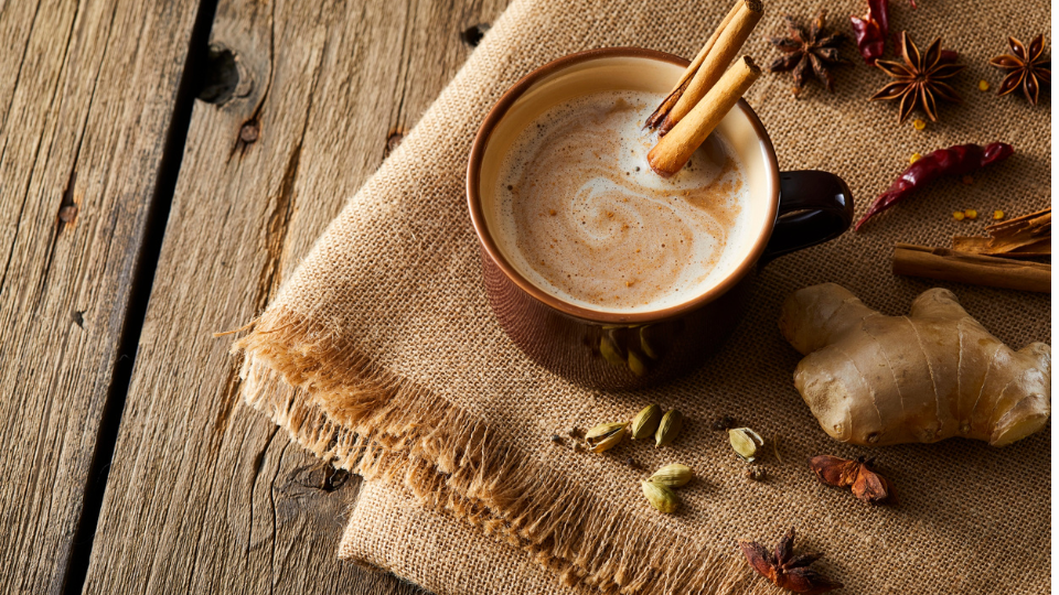 Heiße Mandelmilch mit Kardamom