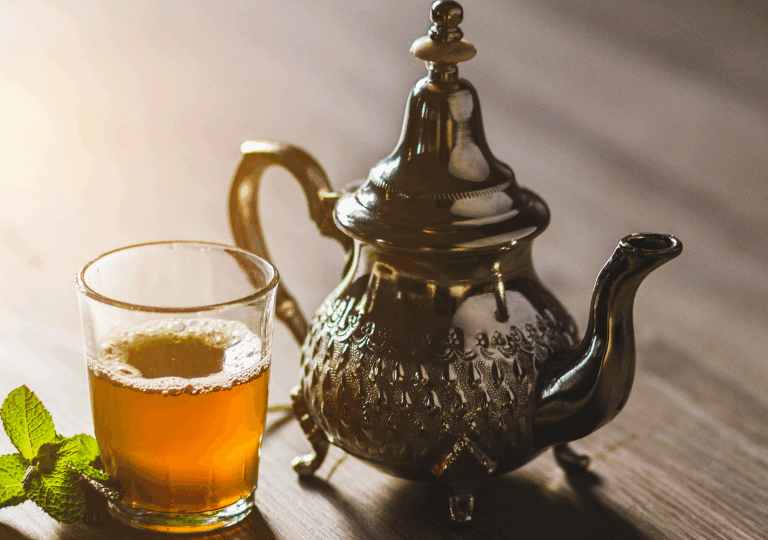 Marokkanischer Minztee – Heiß serviert