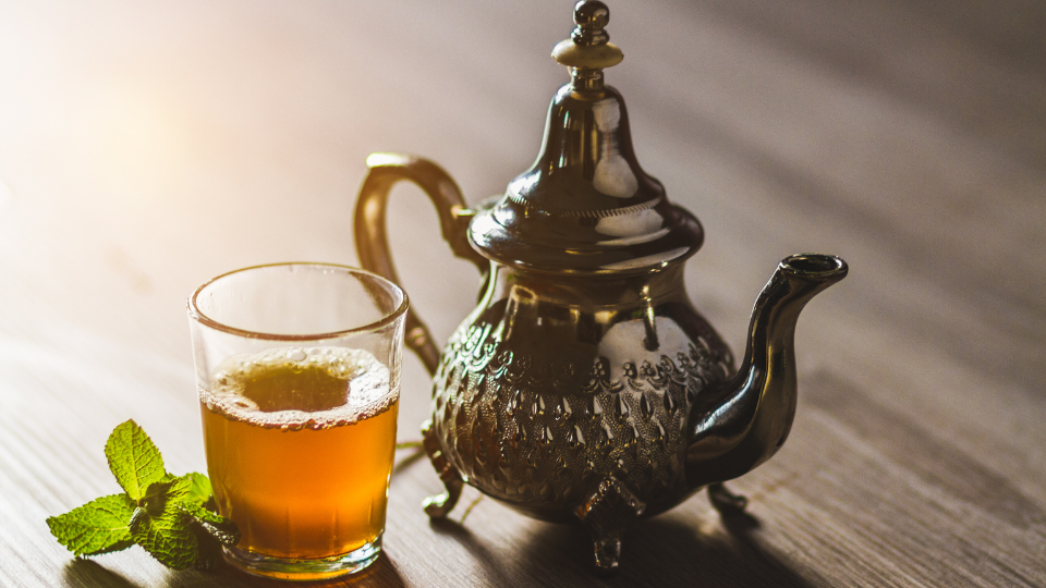 Marokkanischer Minztee – Heiß serviert