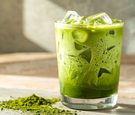 Matcha-Smoothie mit Banane und Sojamilch