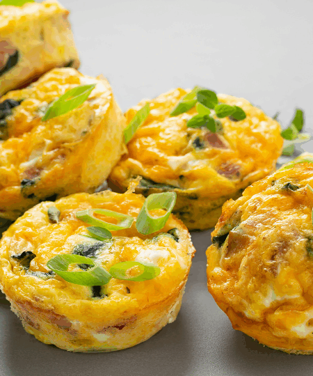 Herzhafte Frühstücksmuffins mit Spinat und Käse