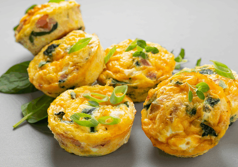 Herzhafte Frühstücksmuffins mit Spinat und Käse