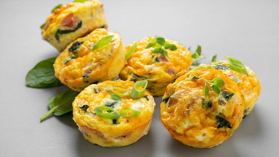 Herzhafte Frühstücksmuffins mit Spinat und Käse