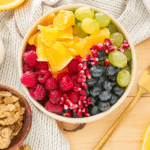 Obstsalat mit Walnüssen und Honig