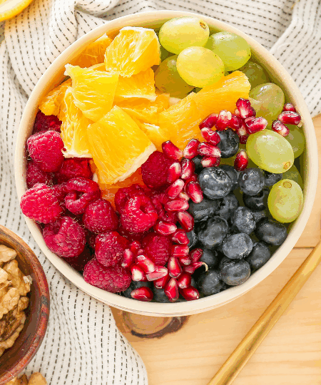 Obstsalat mit Walnüssen und Honig