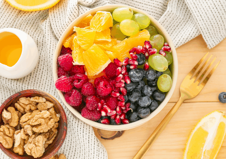 Obstsalat mit Walnüssen und Honig