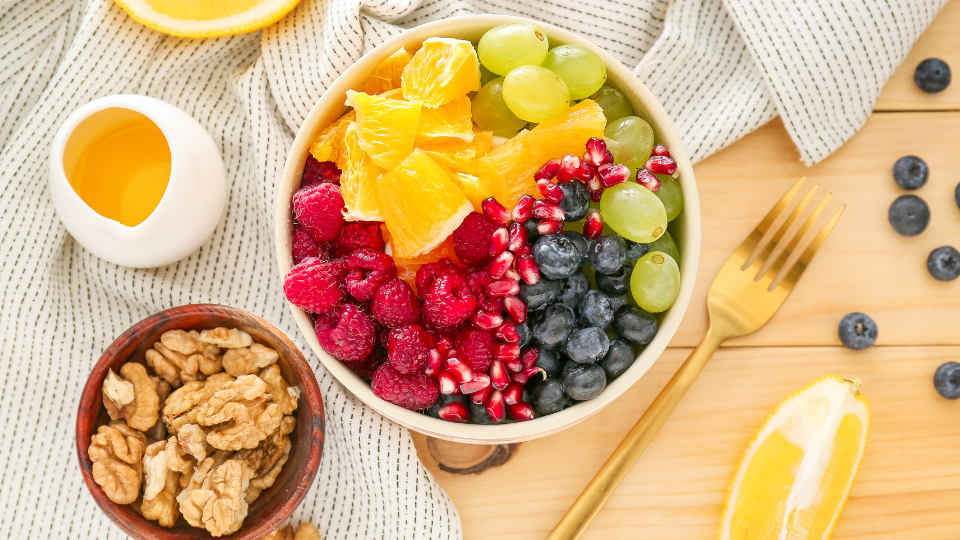 Obstsalat mit Walnüssen und Honig