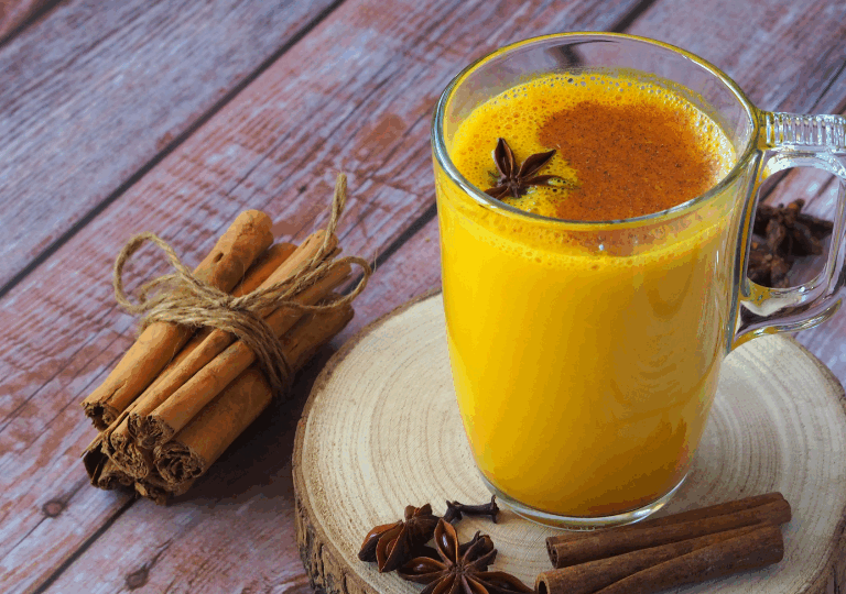 Heiße Mandel-Orangen-Milch