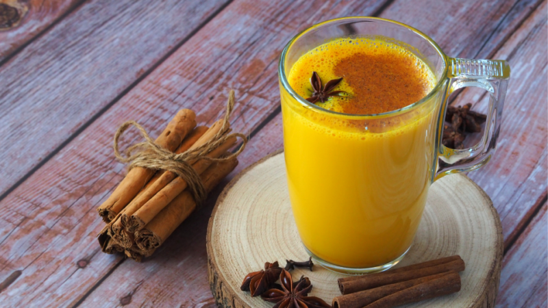 Heiße Mandel-Orangen-Milch