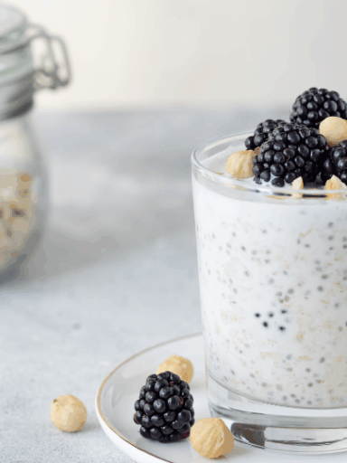 Overnight Oats mit Beeren und Chiasamen