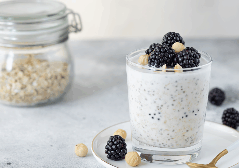 Overnight Oats mit Beeren und Chiasamen