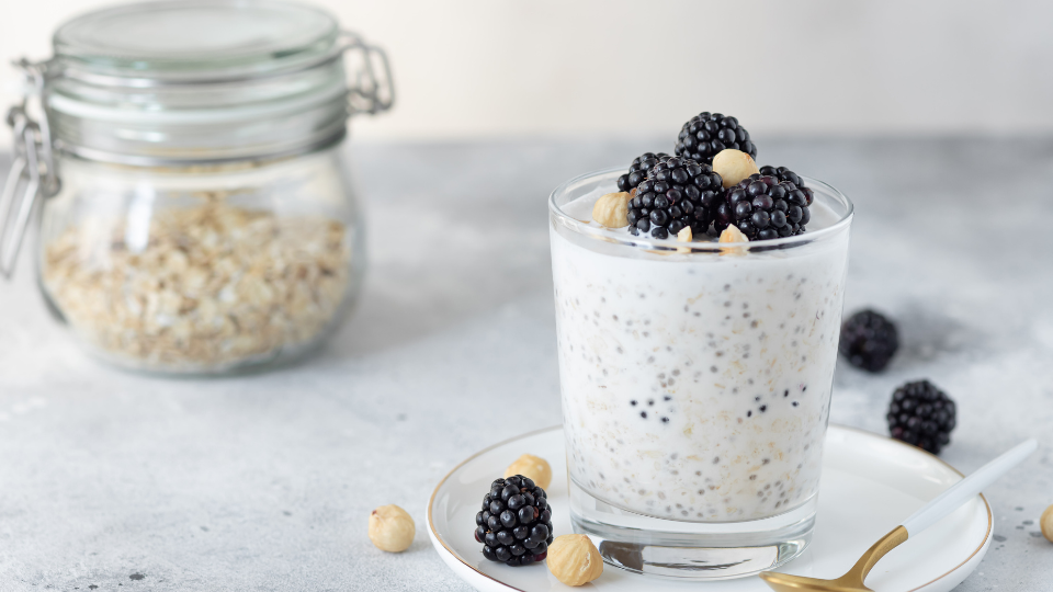 Overnight Oats mit Beeren und Chiasamen