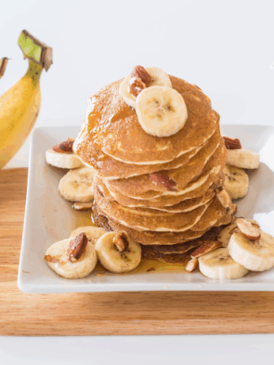 Vegane Pancakes mit Bananen und Ahornsirup