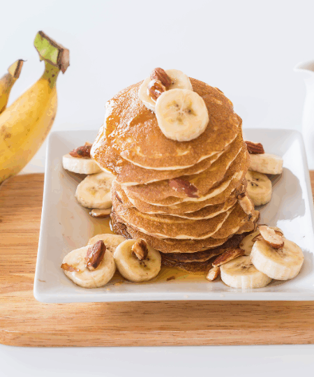 Vegane Pancakes mit Bananen und Ahornsirup