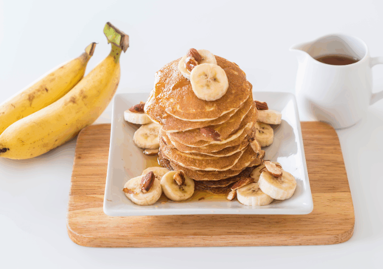 Vegane Pancakes mit Bananen und Ahornsirup