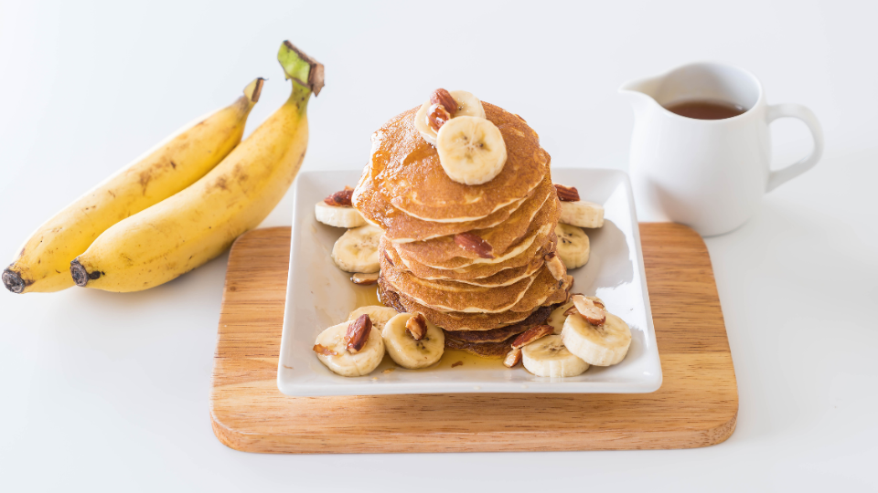 Vegane Pancakes mit Bananen und Ahornsirup