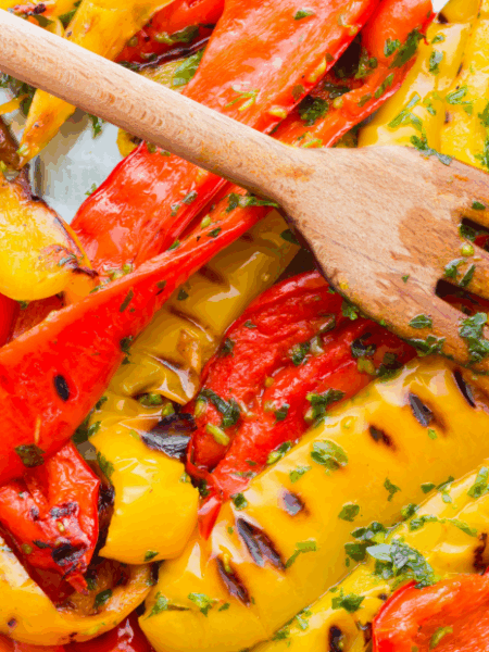 Gegrillter Paprika-Salat mit Knoblauch und Olivenöl