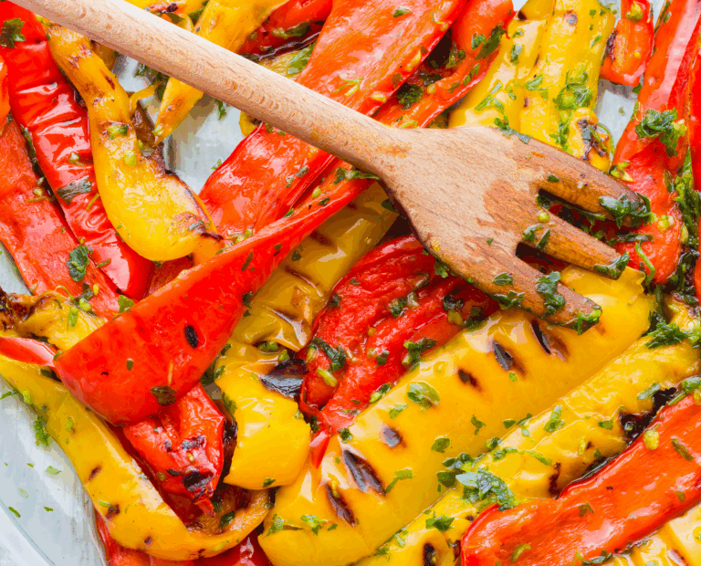 Gegrillter Paprika-Salat mit Knoblauch und Olivenöl