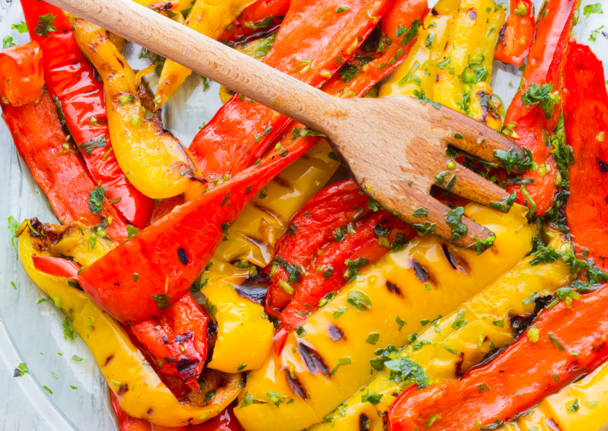 Gegrillter Paprika-Salat mit Knoblauch und Olivenöl