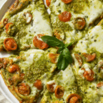 Vegane Pesto-Pizza mit Kirschtomaten und Basilikum