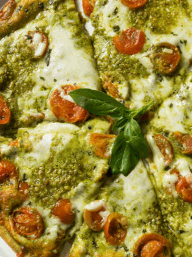 Vegane Pesto-Pizza mit Kirschtomaten und Basilikum