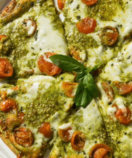 Vegane Pesto-Pizza mit Kirschtomaten und Basilikum
