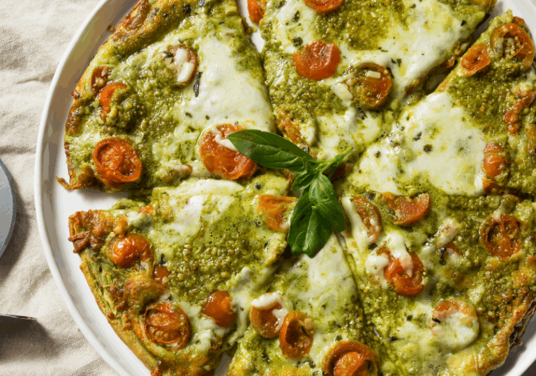 Vegane Pesto-Pizza mit Kirschtomaten und Basilikum