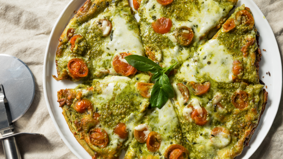 Vegane Pesto-Pizza mit Kirschtomaten und Basilikum