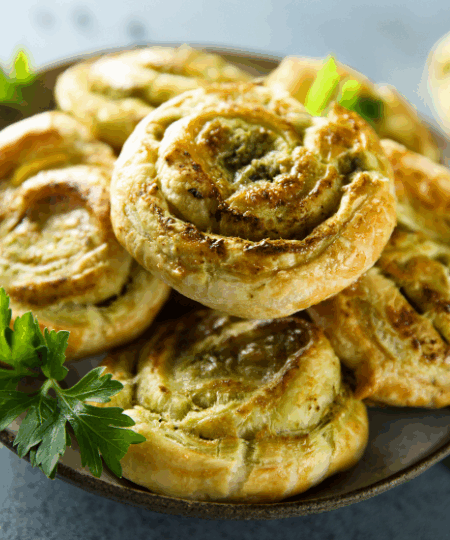 Käse-Pesto-Schnecken – Mediterranes vegetarisches Gebäck