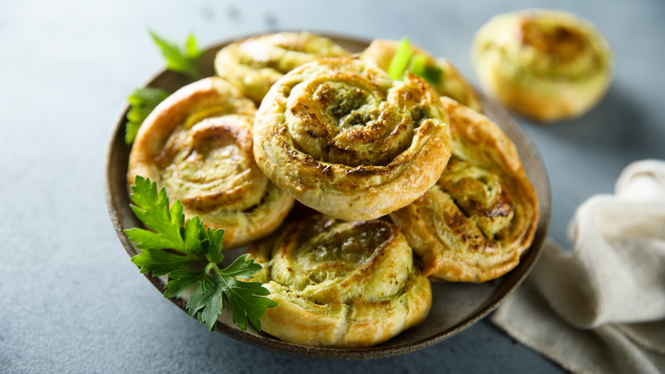 Käse-Pesto-Schnecken – Mediterranes vegetarisches Gebäck