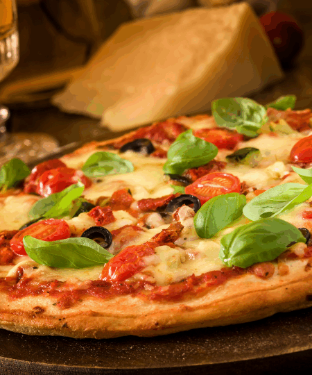 Pizza mit Kirschtomaten & Basilikum