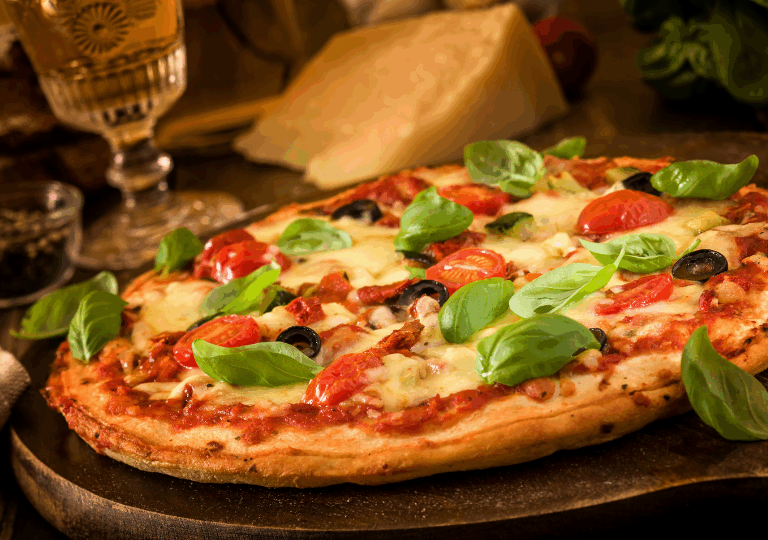 Pizza mit Kirschtomaten & Basilikum