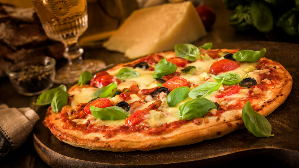 Pizza mit Kirschtomaten & Basilikum