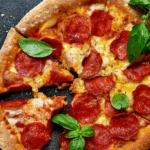 Vegane Salami-Pizza mit veganer Mozzarella