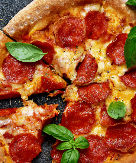 Vegane Salami-Pizza mit veganer Mozzarella