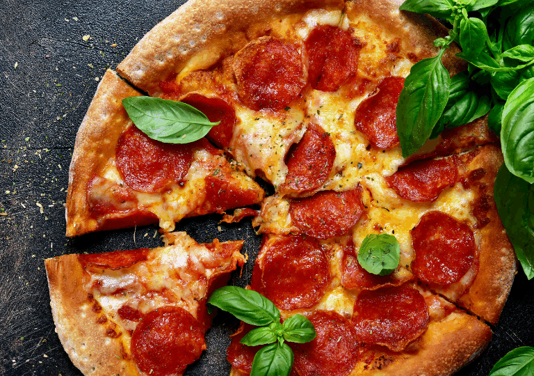 Vegane Salami-Pizza mit veganer Mozzarella