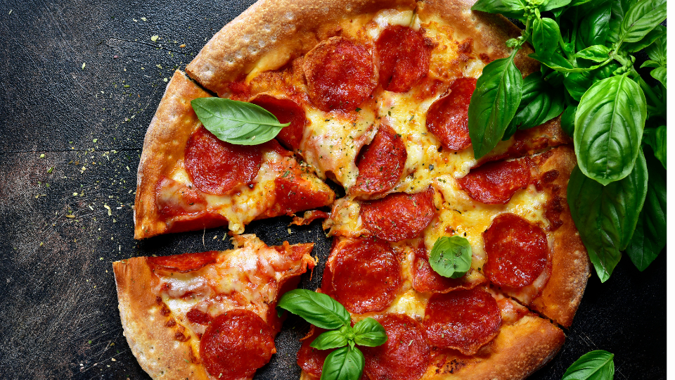 Vegane Salami-Pizza mit veganer Mozzarella