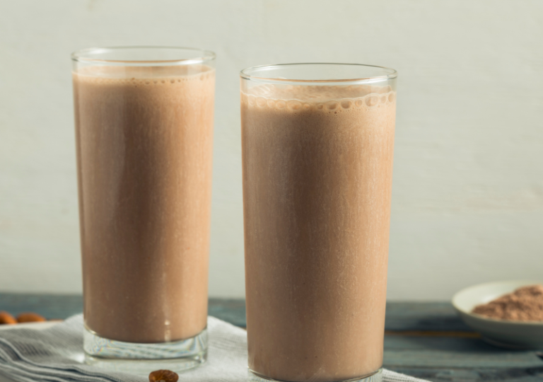 Schoko-Protein-Smoothie mit Mandelmilch