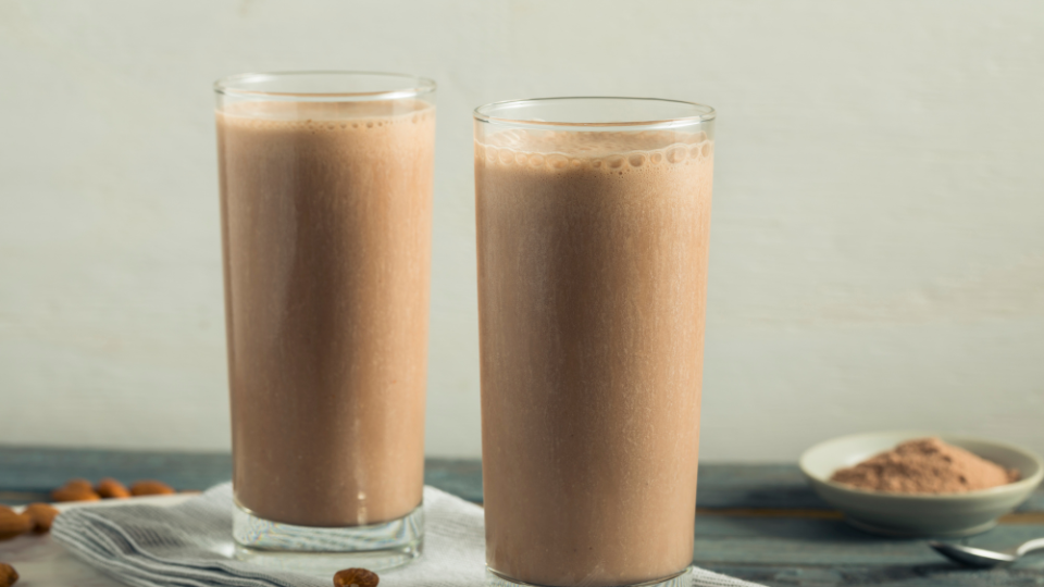 Schoko-Protein-Smoothie mit Mandelmilch