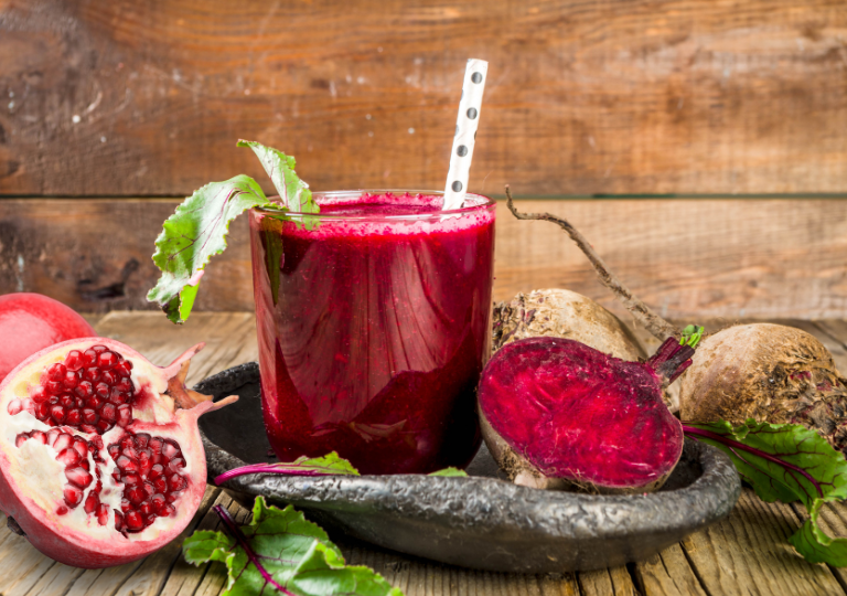 Rote-Bete-Granatapfel-Smoothie mit Apfel und Minze