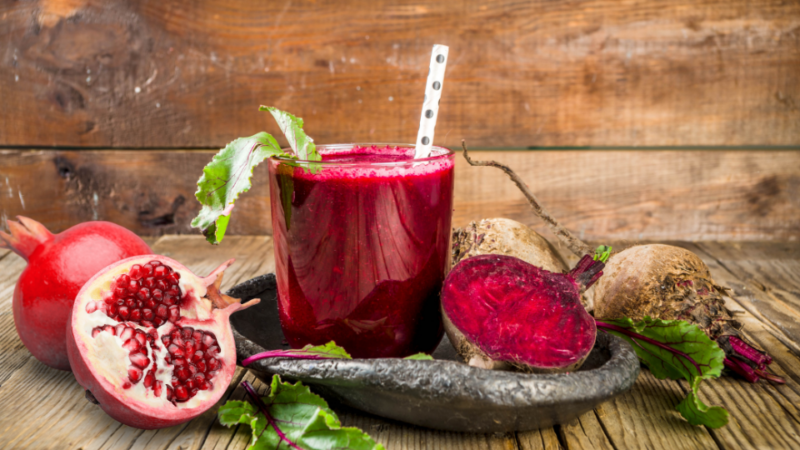 Rote-Bete-Granatapfel-Smoothie mit Apfel und Minze