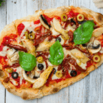 Mediterrane Vegane Pizza mit Oliven, Artischocken und Basilikum