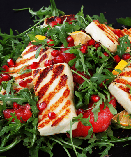 Rucola-Granatapfel-Salat mit gegrilltem Halloumi