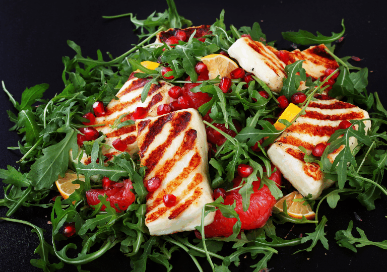 Rucola-Granatapfel-Salat mit gegrilltem Halloumi