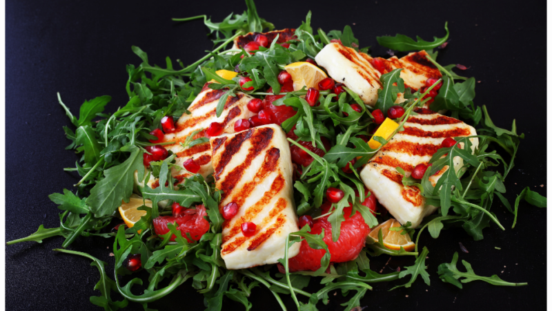 Rucola-Granatapfel-Salat mit gegrilltem Halloumi